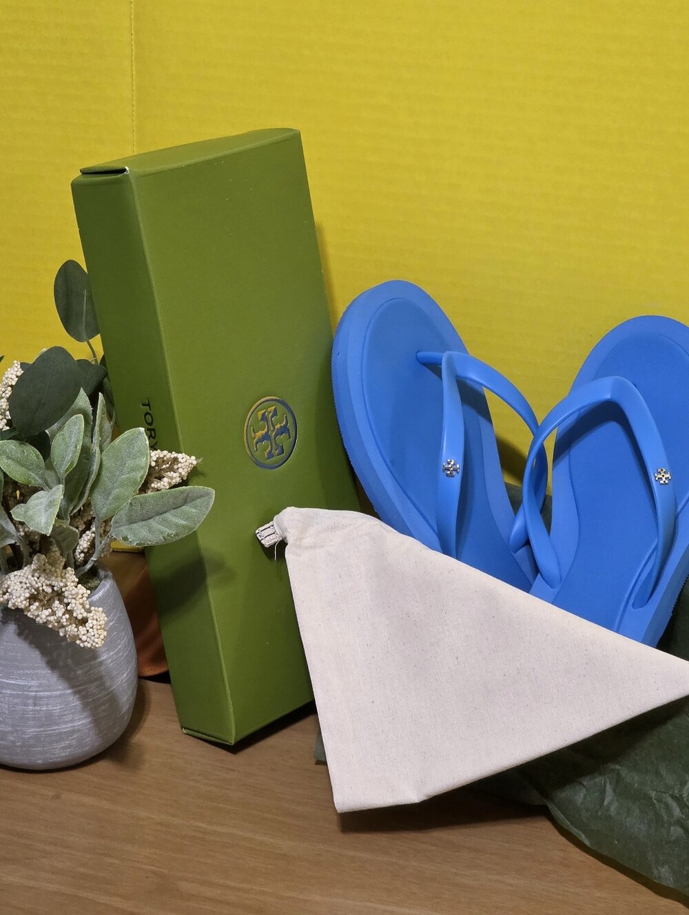 Tory Burch Flip Sandals with Green Box 7